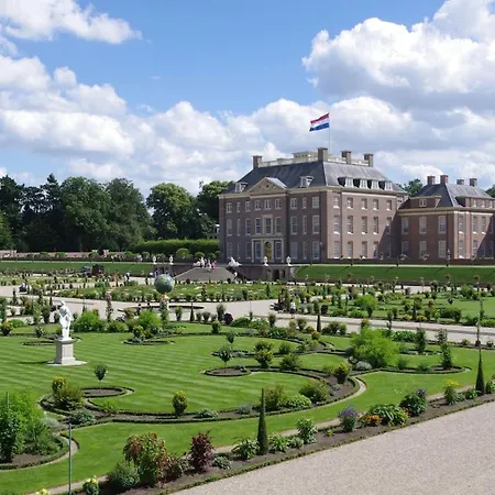 Prázdninový dům Cozy With Wood Stove And Veranda