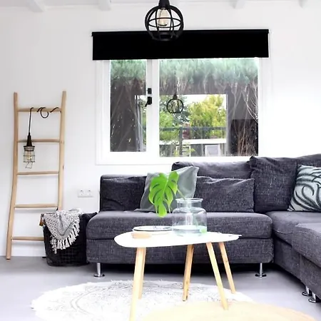 Cozy With Wood Stove And Veranda Ferienhaus *